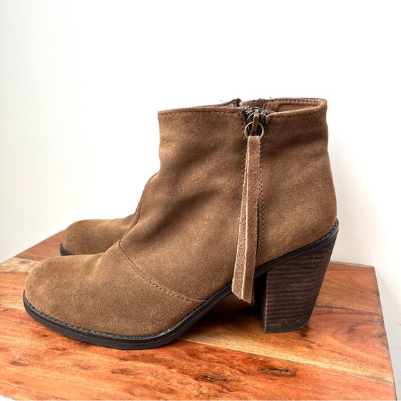 Crown Vintage Shoes - Crown Vintage boots Flynn size 8m suede ankle boots with fringe zipper.
